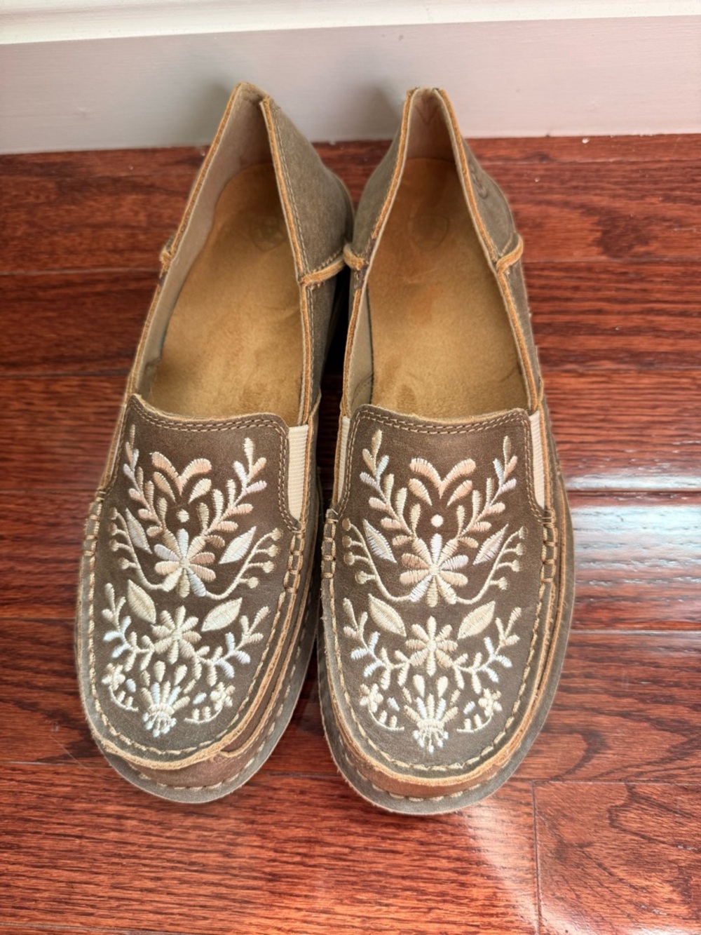 Women’s Ariat Brown Cruisers with White Floral Embroidery
